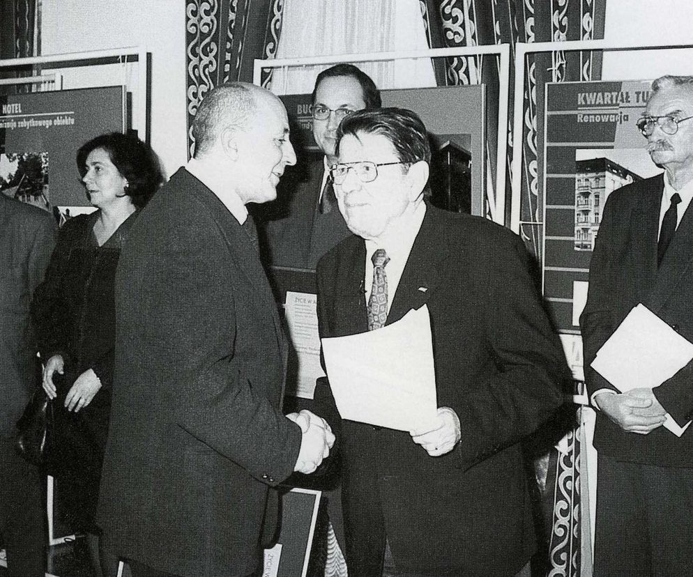 Od lewej; prezes szczecińskiego oddziału SARP Juliusz Prandecki, Ryszard Semka, Andrzej Popiel, w tle Zbigniew i Barbara Paszkowscy, autorzy Ulubieńca Szczecina