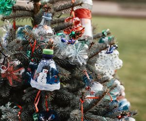 Jak zrobić ozdoby świąteczne z recyklingu? Dekoracje na święta można zrobić nawet ze śmieci!
