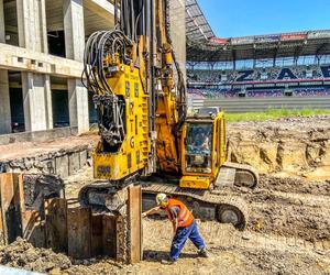 Trwa budowa czwartej trybuny na stadionie Górnika