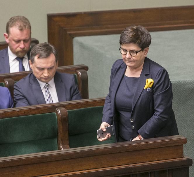 Beata Szydło z telefonem