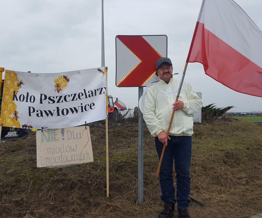 Samotny pszczelarz na rondzie. Protestuje z rolnikami przy S5 koło Leszna