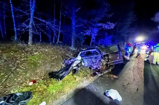 Dwa samochody zderzyły się na drodze, jedno stanęło w ogniu. Wiele ofiar śmiertelnych