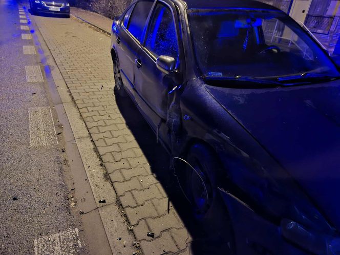 Szalony rajd pijanego kierowcy w Brodach. Uszkodził trzy auta, skończył na drzewie