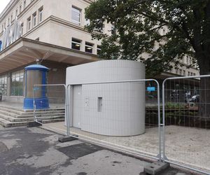 Toaleta publiczna za 484 tys. złotych na Skwerze Gwary Warszawskiej w stolicy