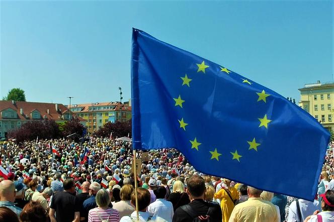 Manifestacja 4 czerwca na placu Solidarności w Szczecinie