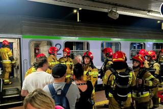 Pasażer rozpylił gaz w pociągu. Ludzie dusili się i wybiegali w popłochu z pociągu. Kilka osób przejęli ratownicy medyczni