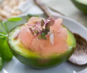 Leciutka sałatka z różowego grejpfruta i awokado. To może być miłość od pierwszego skosztowania