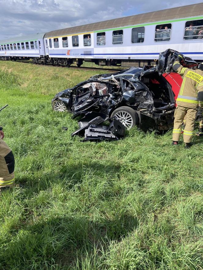 Dylewo. Audi zmiażdżone przez pociąg na przejeździe kolejowym. Nie żyje 45-letni kobieta