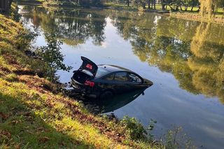 Sokołów Podlaski: 20-letni kierowca spowodował kolizję i wjechał do stawu