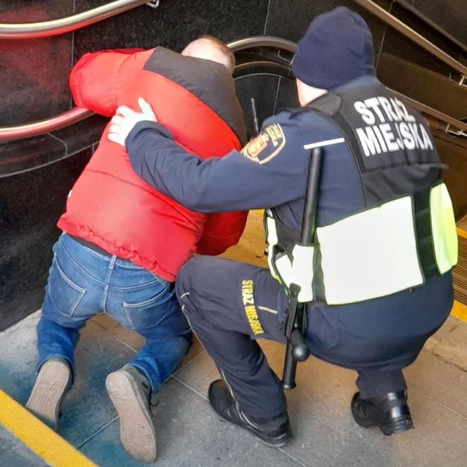 Zataczał się na schodach do metra. Pilnie potrzebował pomocy