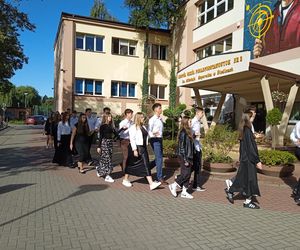 100 par zatańczyło poloneza na 100-lecie siedleckiego Ekonomika