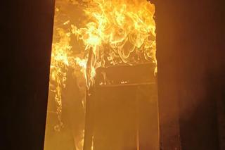 Pożar pustostanu przy ul. Batorego w Toruniu. Zdjęcia z akcji strażaków