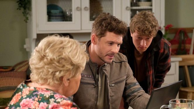 M jak miłość odc. 1878. Marcin (Mikołaj Roznerski), Kacper (Bartosz Ziewiec), Barbara (Teresa Lipowska)