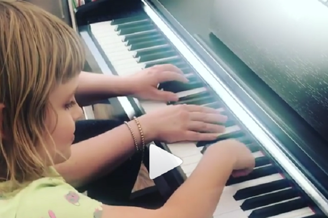 Popek: córka gra na pianinie! Ma talent po tacie? VIDEO
