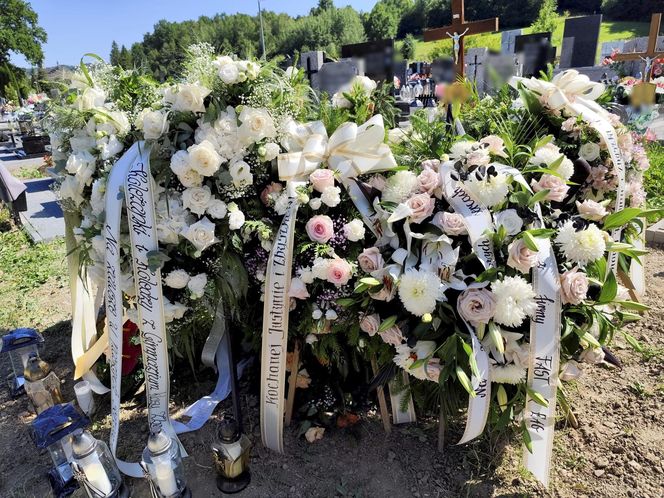 Pogrzeb Justyny i Zbigniewa. Ich groby utonęły w białych kwiatach