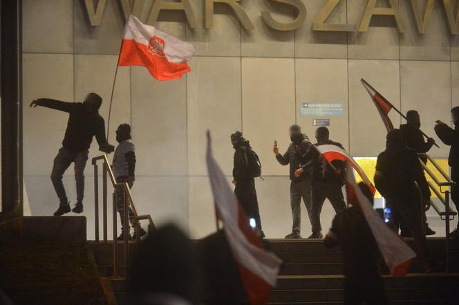 Burdy i zamieszki przy stacji Warszawa Stadion