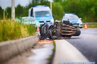 38-latek uderzył w bariery, motocykl rozpadł się na dwie części