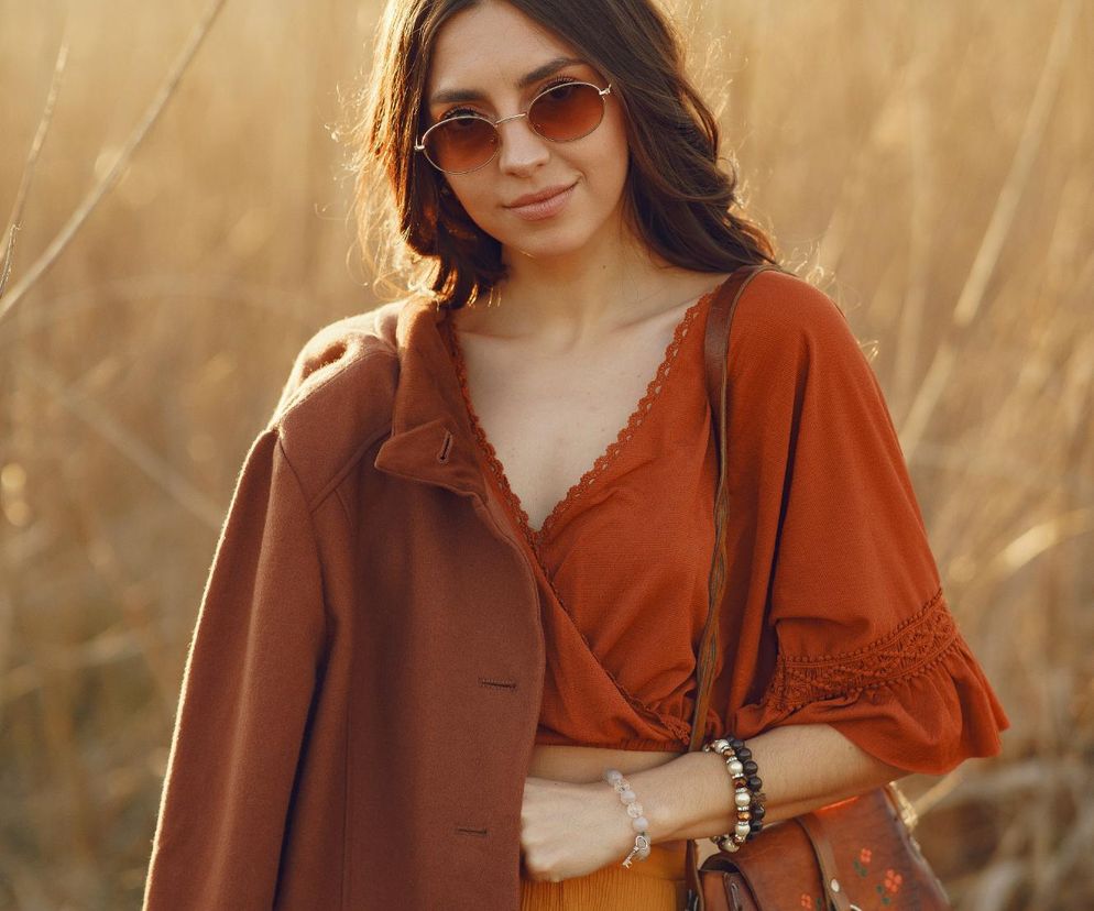 Pieczone kasztany w jesiennych stylizacjach. Ubrania w tym kolorze to zdecydowane must have sezonu