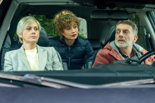 Na sygnale, odc. 718. Wanda (Anna Lemieszek), Anna Reiter (Lea Oleksiak), Wiktor Banach (Wojciech Kuliński)