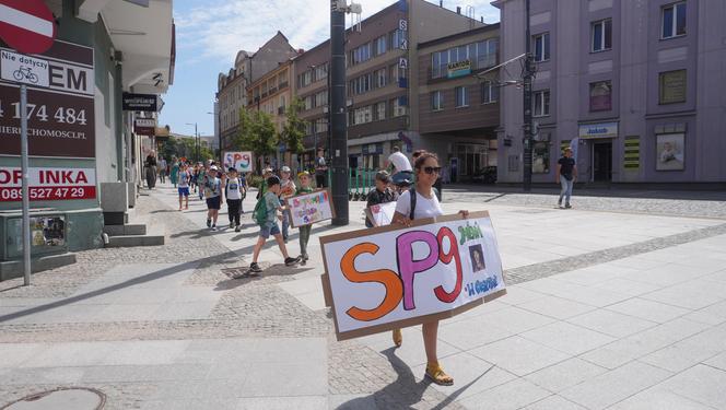 Dni Bajki 2024. W centrum Olsztyna zrobiło się bajkowo. Dzieci przejęły władzę nad miastem [ZDJĘCIA]