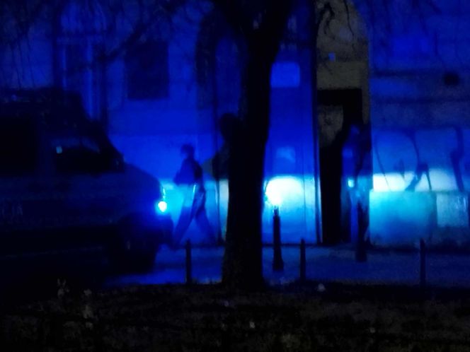 Strzały na warszawskiej Pradze. W trakcie interwencji został ranny policjant. Trwa walka o jego życie