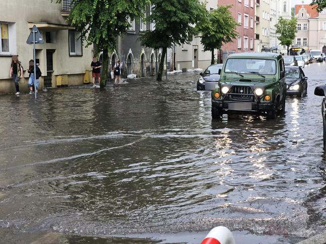 Nawałnica nad Gnieznem. Miasto zalały strumienie wody po ulewie i gradobiciu [ZDJĘCIA].