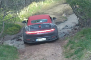 Co tu się dzieje? Ktoś zabrał Porsche 911 Carrera 4S Cabrio w offroad - WIDEO