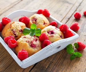 Mięciutkie muffinki z malinami i białą czekoladą – znikają szybciej, niż się pieką