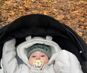 Co za przemiana! Daniel Martyniuk z żoną i dzieckiem na spacerze