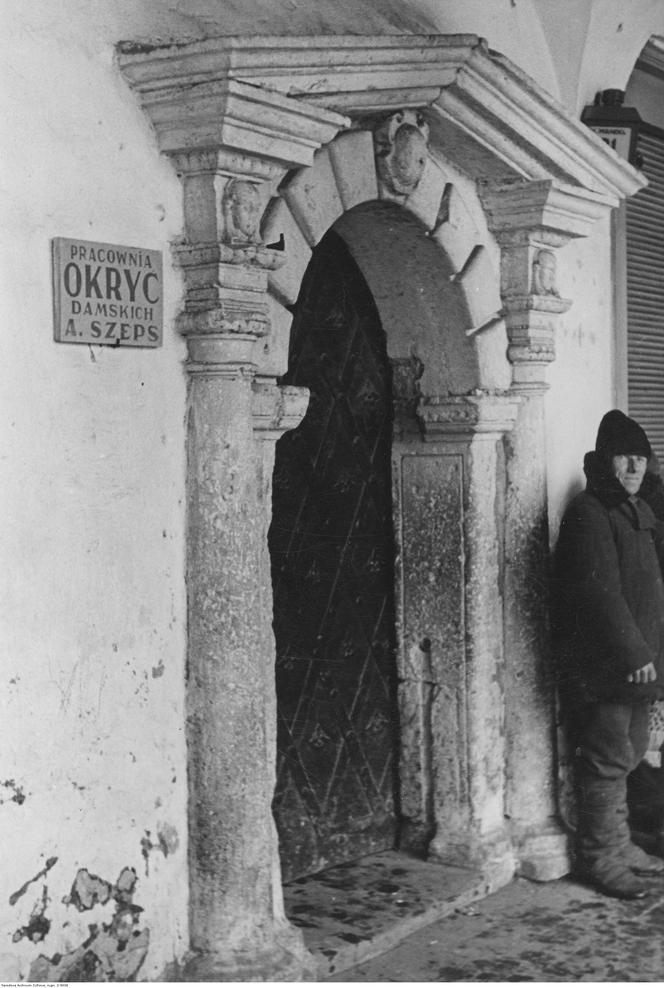 Zabytkowy portal w kamienicy przy rynku. Widoczny szyld pracowni okryć damskich A. Szepsa, 1939-45