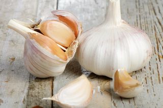 Chiński czy polski? Oto prosty sposób, by rozpoznać czosnek z Chin