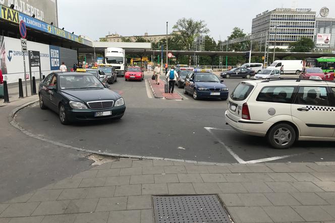 Zablokowany przez taksówkarzy parking Kiss&Ride przy dworcu!