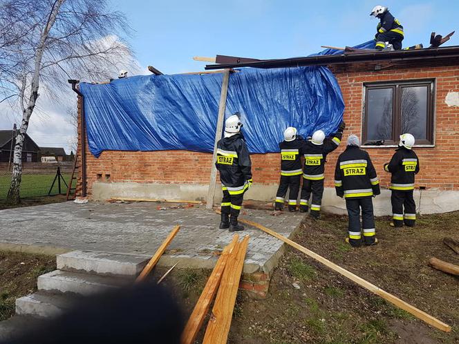 Pojechali z pomocą, sami zostali poszkodowani. Wichura ZNISZCZYŁA REMIZĘ strażaków