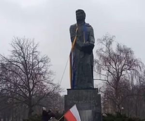 Ukraińska flaga zdjęta z pomnika wieszcza. Pomysł nie spodobał się Patriotom