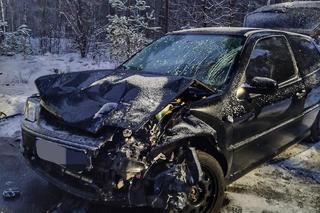 Zmiażdżone samochody po czołówce na śliskiej drodze. Są ranni