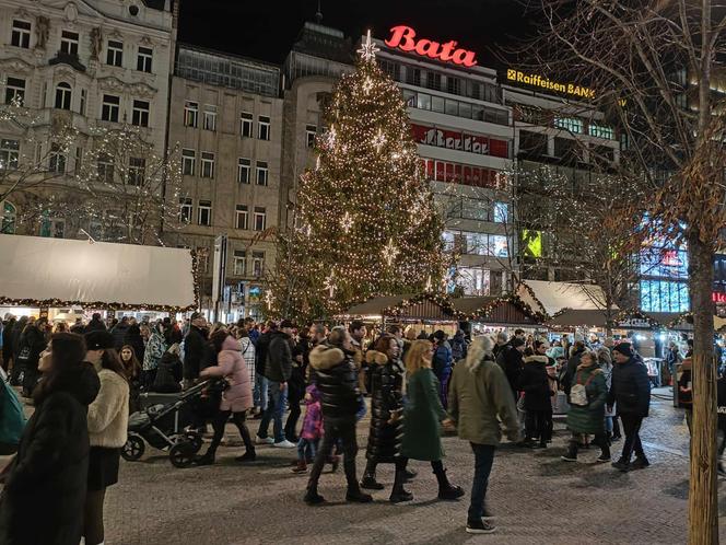 To jeden z najpopularniejszych jarmarków bożonarodzeniowych na świecie! Jak wygląda świąteczna atmosfera w Pradze?