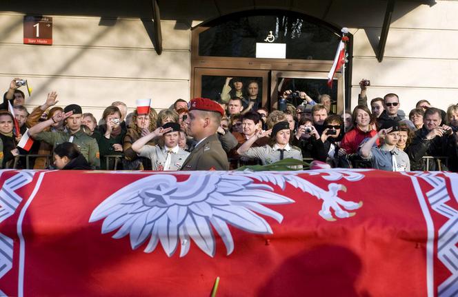 Przewiezienie trumien pary prezydenckiej