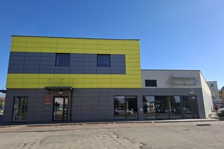 Budynek, w którym do niedawna funkcjonował sklep sieci Biedronka jest zamknięty