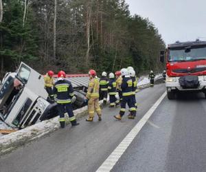 Wypadek na S7 w Barczy koło Kielc. Samochód ciężarowy wypadł z jezdni