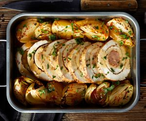 Rolada ze schabu z kiełbasą: przepis na pieczone mięso na wielkanocny obiad