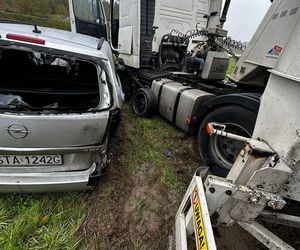 Karambol na A1. Zderzenie ciężarówki z osobówkami. Jak długo potrwają utrudnienia?
