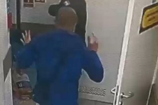 16-latek skatował ochroniarza za butelkę alkoholu! Szokujące nagranie