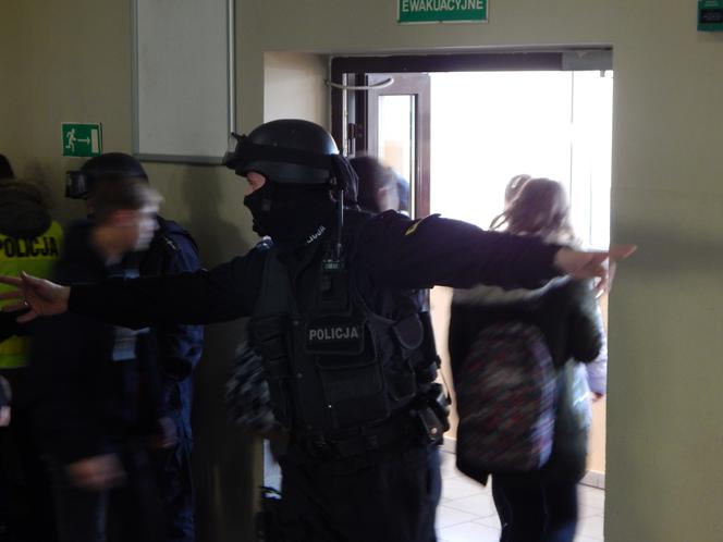 Terrorysta w szkole w Jarocinie. Na szczęście to tylko ćwiczenia