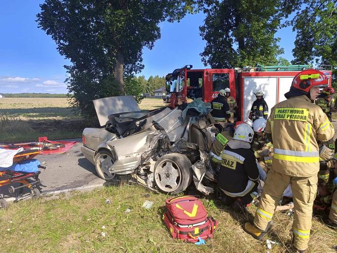 Wypadek pod Pabianicami. Mercedes rozpadł się na pół po uderzeniu w drzewo [ZDJĘCIA].