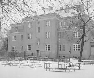 Budynek w którym mieściło się przedszkole. Z przodu widoczny plac zabaw, 1973