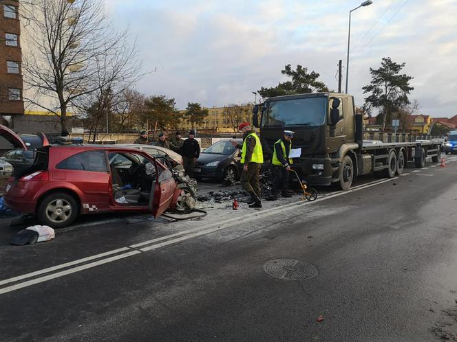 Groźny wypadek na Powstańców Warszawy w Bydgoszczy! Kierowca był uwięziony w aucie! [ZDJĘCIA]