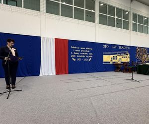 Pierwsza Dama uczciła z uczniami 100 lat od nadania imienia Stefana Batorego Szkole Podstawowej w Liwie