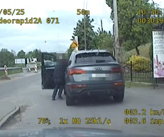 Mistrz kierownicy spieszył się do pracy. Policjanci wszystko widzieli. Nagranie trafiło do sieci