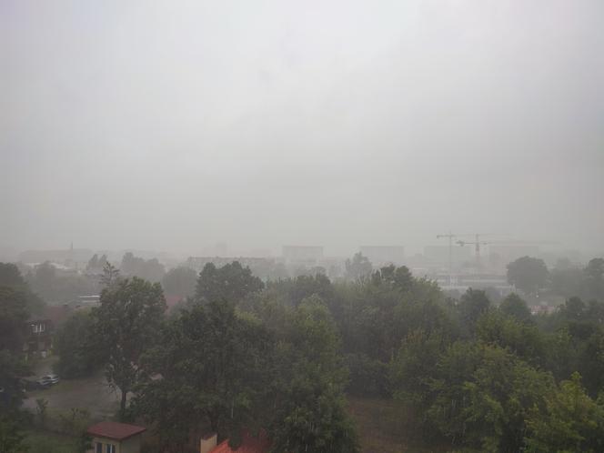 Fatalna pogoda w Białymstoku. Od rana ulewa i silny wiatr [ZDJĘCIA]