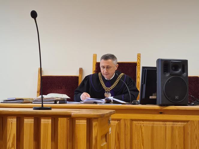 Zwolnieni ratownicy medyczni z Przemyśla przed sądem walczą o przywrócenie do pracy [ZDJĘCIA]
